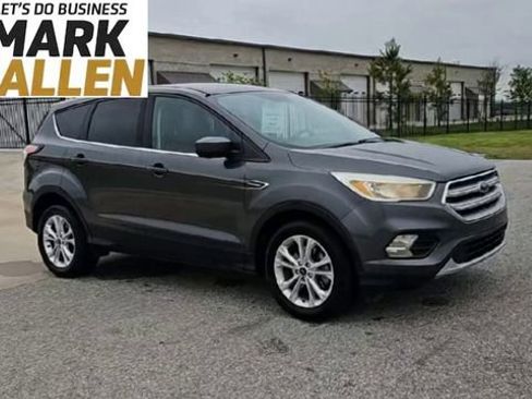 Used 2017 Ford Escape SE FWD image 2