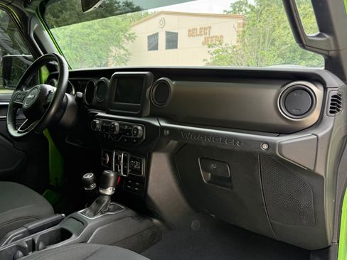 Used 2018 Jeep Wrangler Unlimited Sport S AWD/4WD image 32