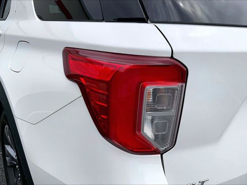 Used 2022 Ford Explorer XLT w/ Equipment Group 202A AWD/4WD image 30
