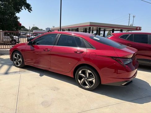 Used 2021 Hyundai Elantra Limited FWD image 2