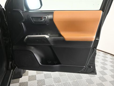 Used 2020 Toyota Tacoma SR5 AWD/4WD image 13