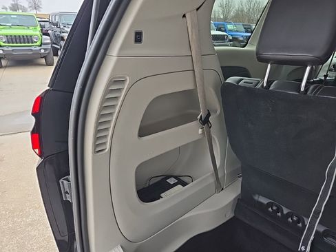 Used 2024 Chrysler Pacifica Touring-L image 90