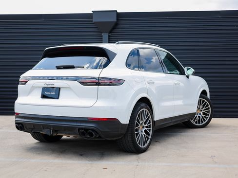 Certified 2023 Porsche Cayenne Platinum Edition image 7