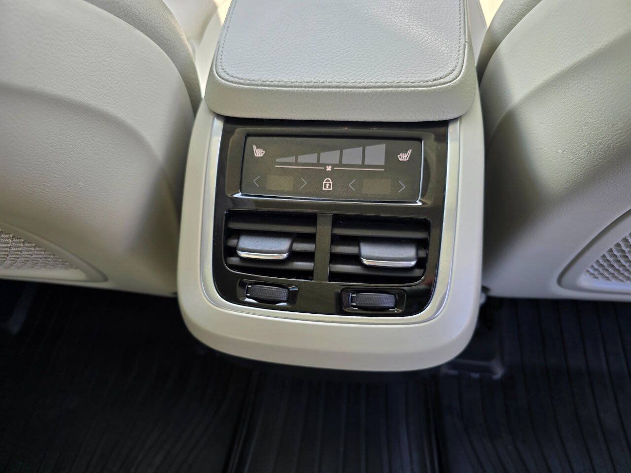 Used 2019 Volvo XC90 T6 Momentum w/ Advanced Package AWD/4WD image 28