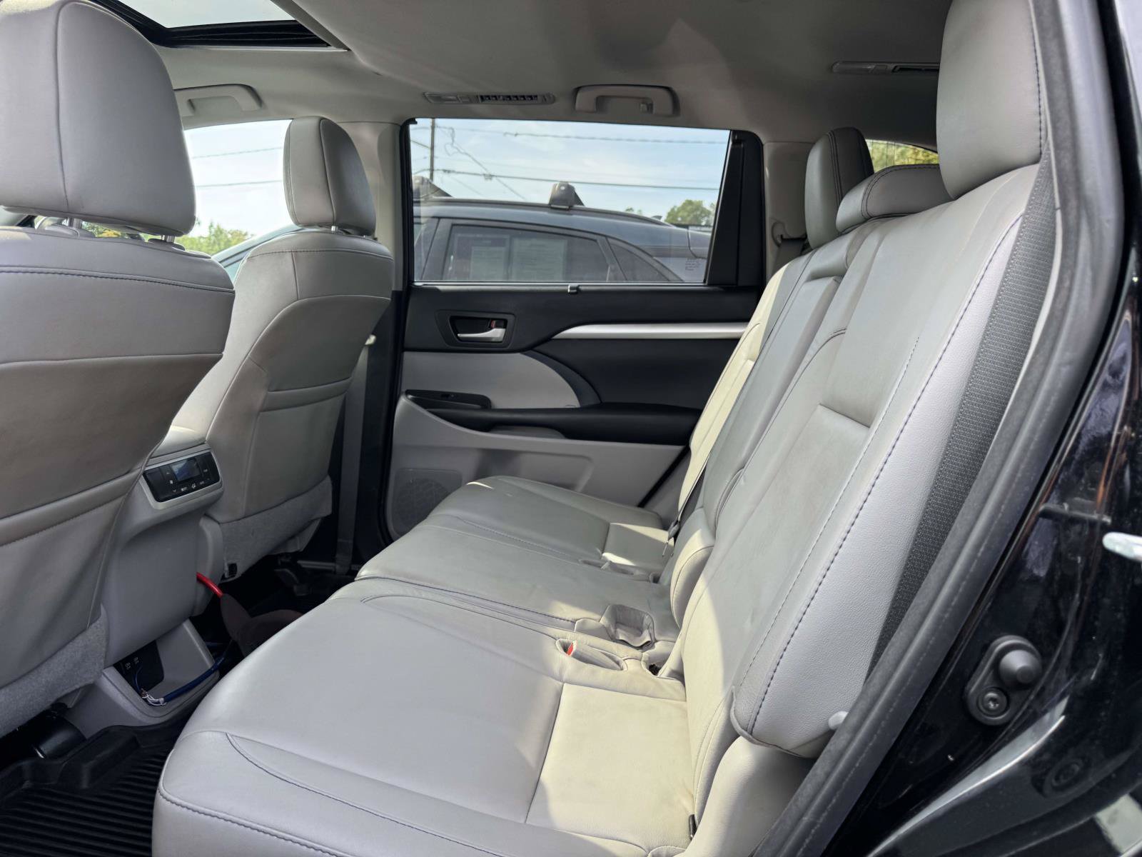 Used 2018 Toyota Highlander XLE AWD/4WD image 8