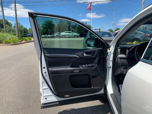 Used 2019 Toyota Highlander SE AWD/4WD image 13