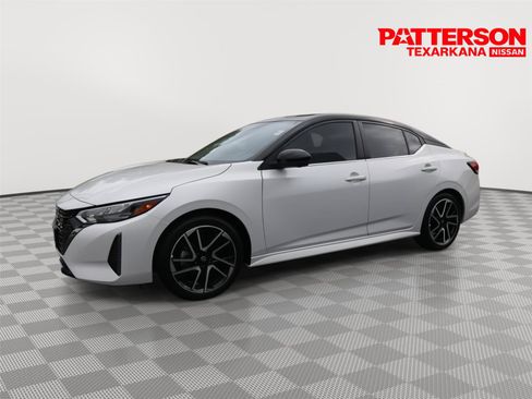 Used 2025 Nissan Sentra SR w/ SR Premium Package image 1