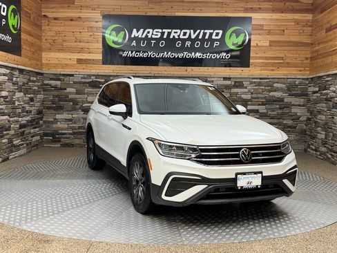 Used 2023 Volkswagen Tiguan SE w/ Panoramic Sunroof Package image 2