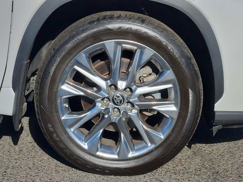 Used 2024 Toyota Highlander Limited image 8