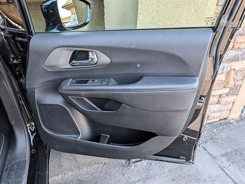 Used 2025 Chrysler Pacifica Select FWD image 30