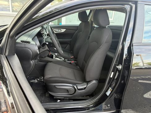 Used 2023 Kia Forte LXS w/ LXS Technology Package FWD image 5