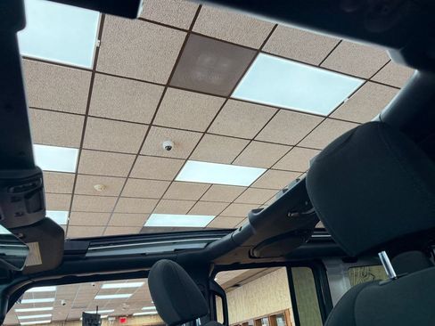 Used 2023 Jeep Wrangler Unlimited w/ Sun & Screen Package AWD/4WD image 41