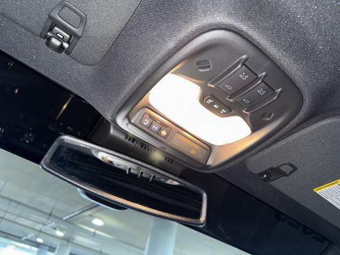 Used 2025 GMC Canyon Denali image 30