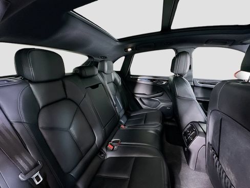 Certified 2022 Porsche Macan AWD/4WD image 28