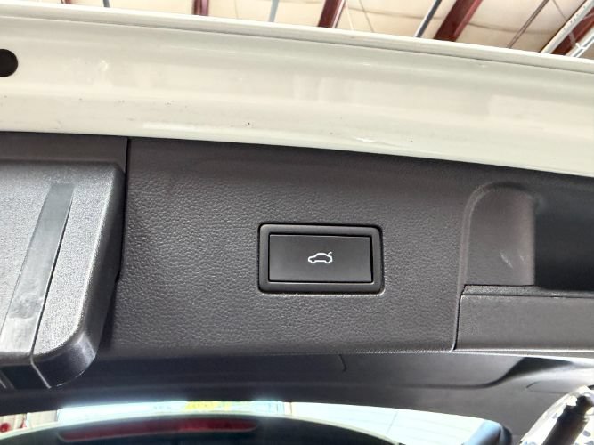 Used 2025 Volkswagen Atlas SE FWD image 30