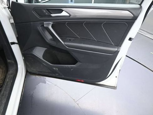 Used 2022 Volkswagen Tiguan SE w/ Panoramic Sunroof Package FWD image 13