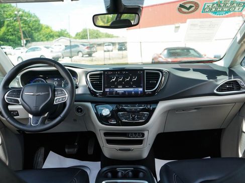 Used 2023 Chrysler Pacifica Touring-L FWD image 9