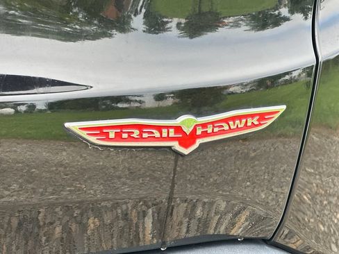 Used 2017 Jeep Renegade Trailhawk w/ Premium Trailhawk Package AWD/4WD image 5