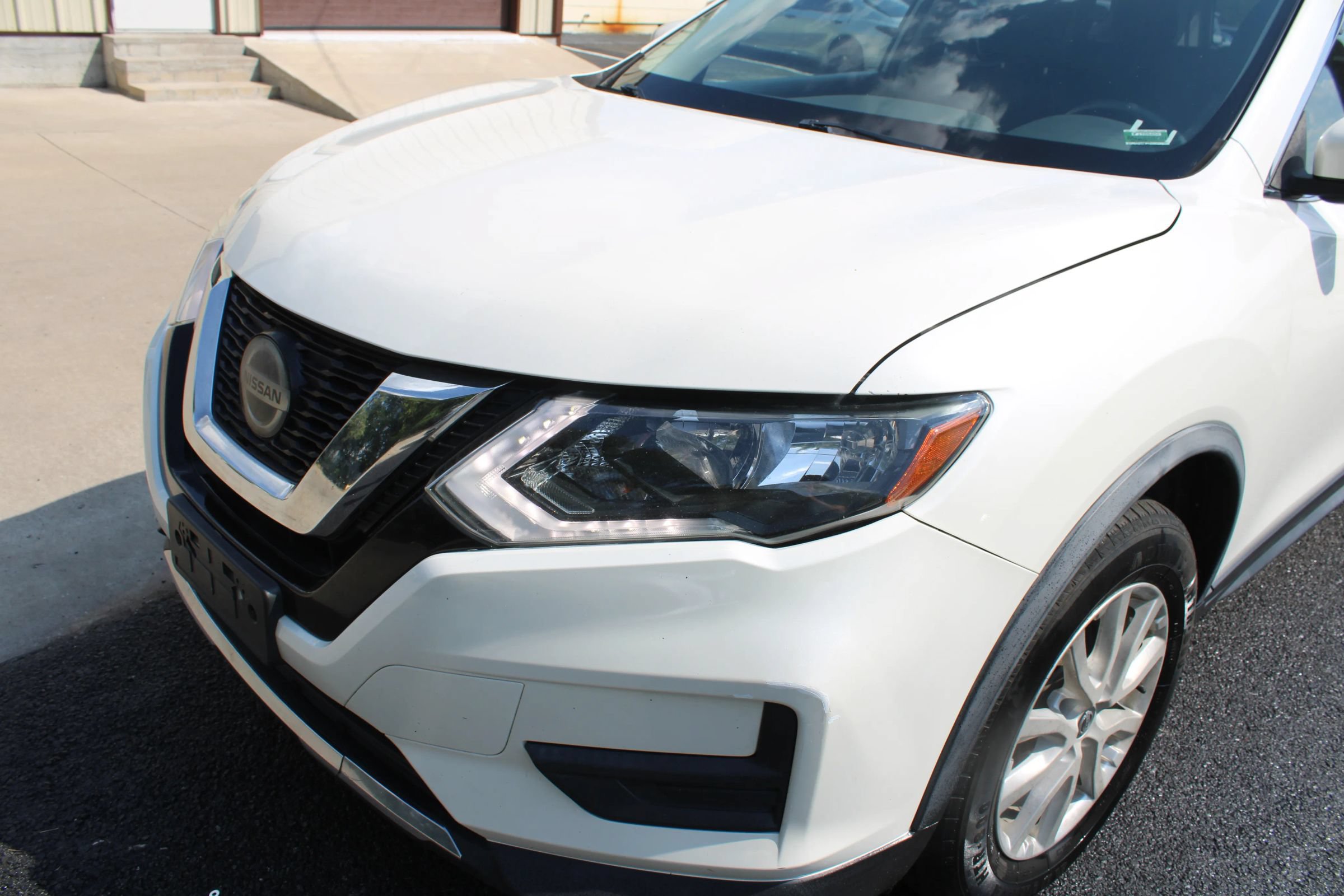 Used 2019 Nissan Rogue SV FWD image 3
