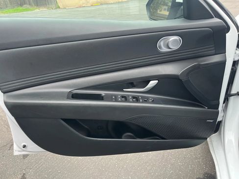 Used 2025 Hyundai Elantra Limited image 16