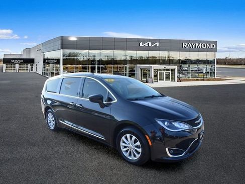 Used 2018 Chrysler Pacifica Touring-L Plus FWD image 10