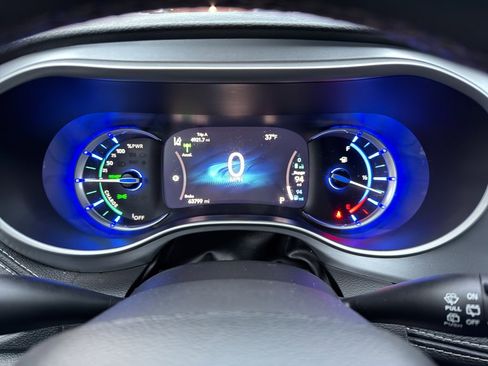 Used 2022 Chrysler Pacifica Touring-L w/ Uconnect Theater Family Group image 18