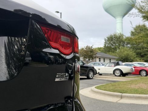 Used 2019 Jaguar F-PACE Premium image 15