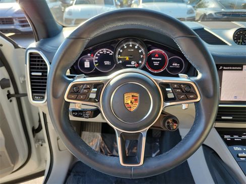 Certified 2022 Porsche Cayenne Platinum Edition image 34