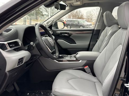 New 2026 Toyota Highlander Platinum image 11