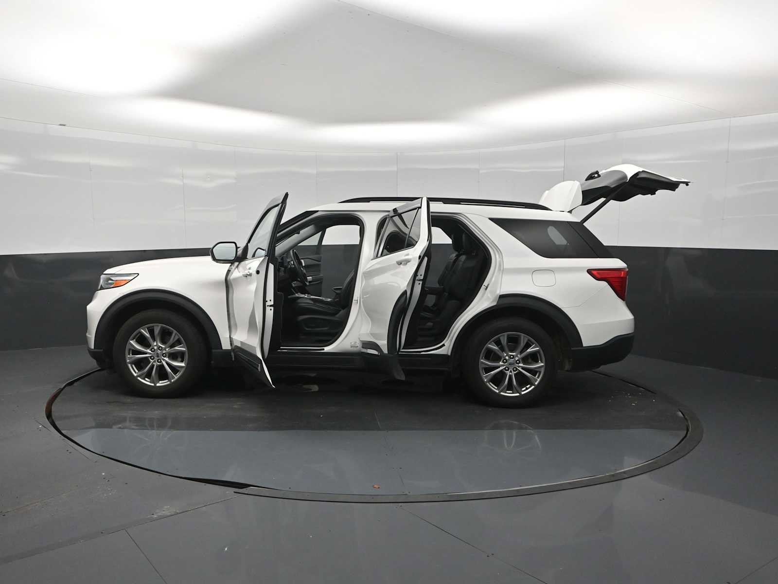Used 2020 Ford Explorer XLT w/ Equipment Group 202A AWD/4WD image 36