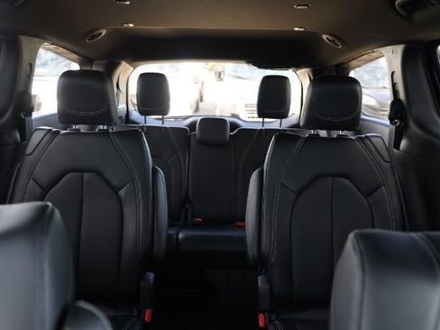 Used 2026 Chrysler Pacifica Select image 39