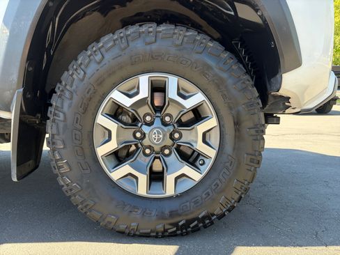 Used 2021 Toyota Tacoma TRD Off-Road w/ Technology Package AWD/4WD image 30