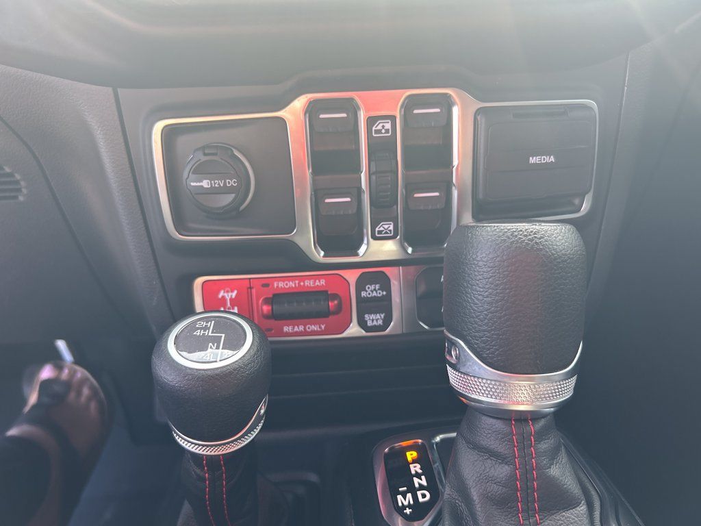 Used 2023 Jeep Wrangler Unlimited Rubicon w/ Cold Weather Group AWD/4WD image 15