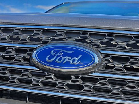 Used 2023 Ford Explorer XLT image 12