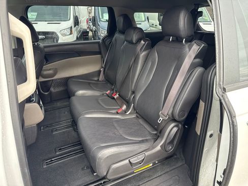 Used 2025 Kia Carnival image 21