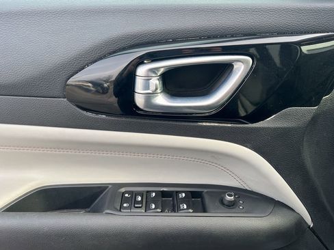 Used 2025 Jeep Compass Limited image 9