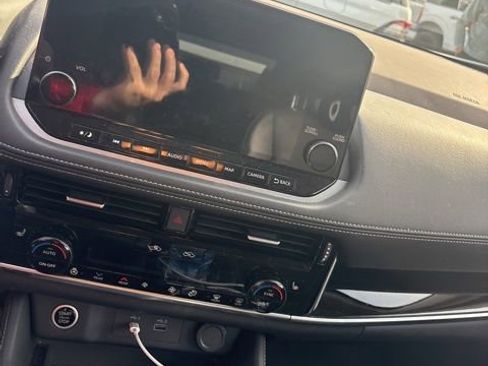 Used 2023 Nissan Rogue SL w/ SL Premium Package image 9