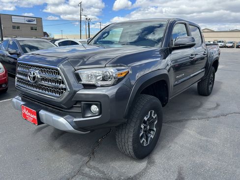 Used 2017 Toyota Tacoma TRD Off-Road w/ Tow Package (A/T) image 2