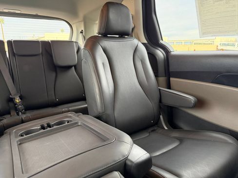 Used 2026 Kia Carnival FWD image 40