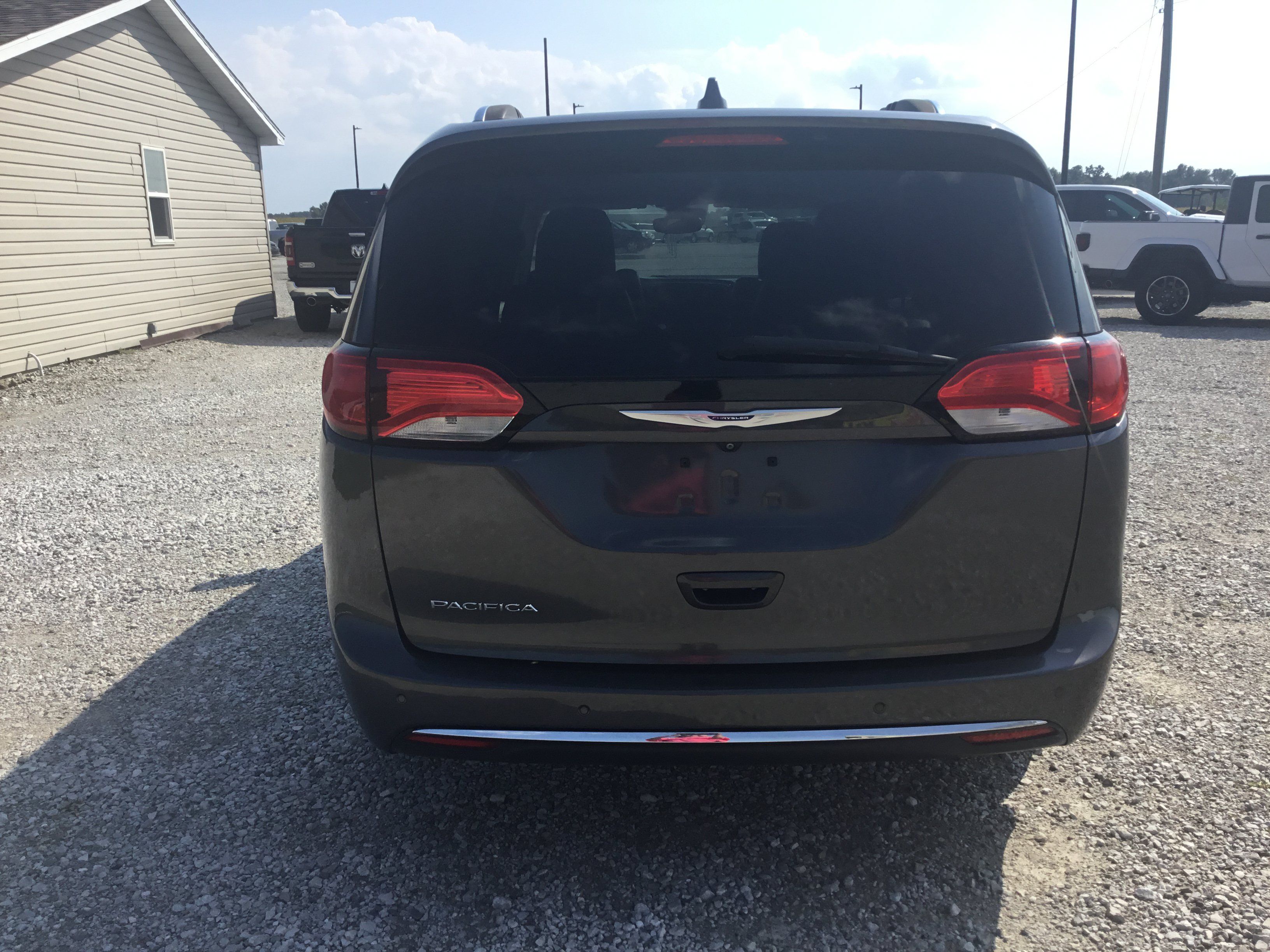 Used 2017 Chrysler Pacifica Touring-L Plus w/ Advanced Safetytec Group FWD image 4