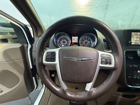 Used 2016 Chrysler Town & Country Touring-L image 14