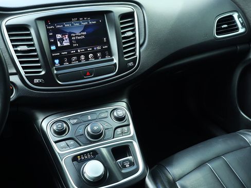 Used 2017 Chrysler 200 Limited Platinum image 43