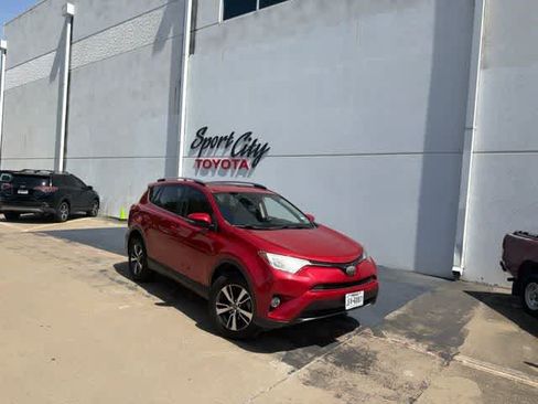 Used 2017 Toyota RAV4 XLE FWD image 1