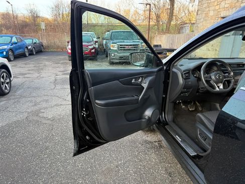 Used 2017 Nissan Rogue SV w/ Midnight Edition image 27