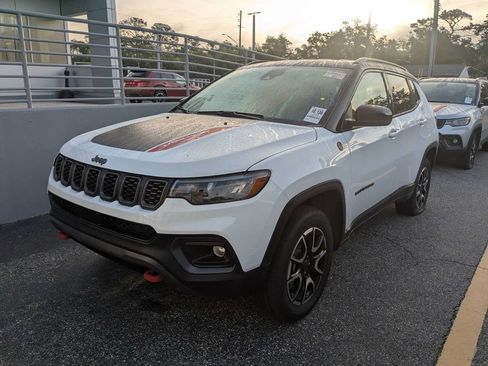 Used 2025 Jeep Compass Trailhawk w/ Trailer Tow Group AWD/4WD image 3