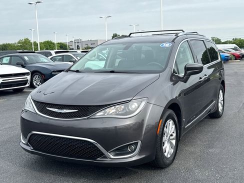Used 2018 Chrysler Pacifica Touring-L Plus FWD image 7