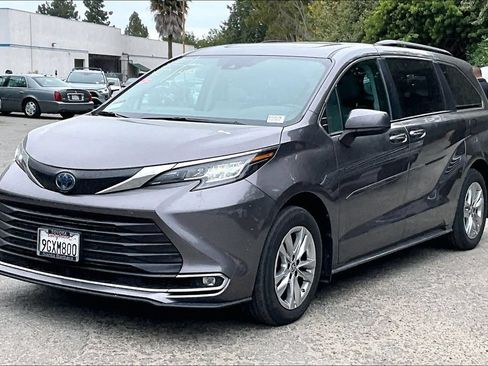 Used 2023 Toyota Sienna XLE w/ XLE Plus Package FWD image 3