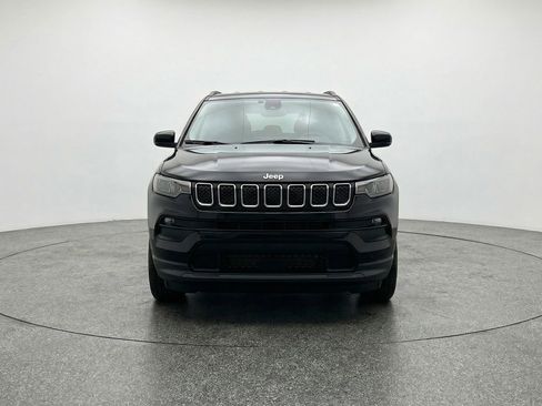Used 2025 Jeep Compass Latitude AWD/4WD image 2