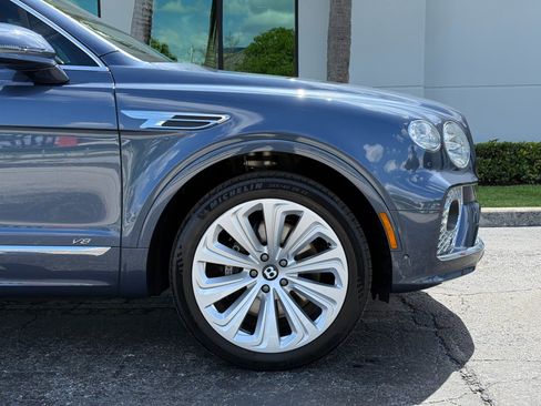 Used 2021 Bentley Bentayga image 3