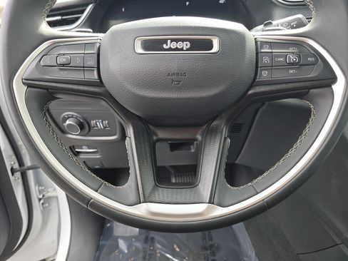 Used 2023 Jeep Grand Cherokee L Laredo image 32